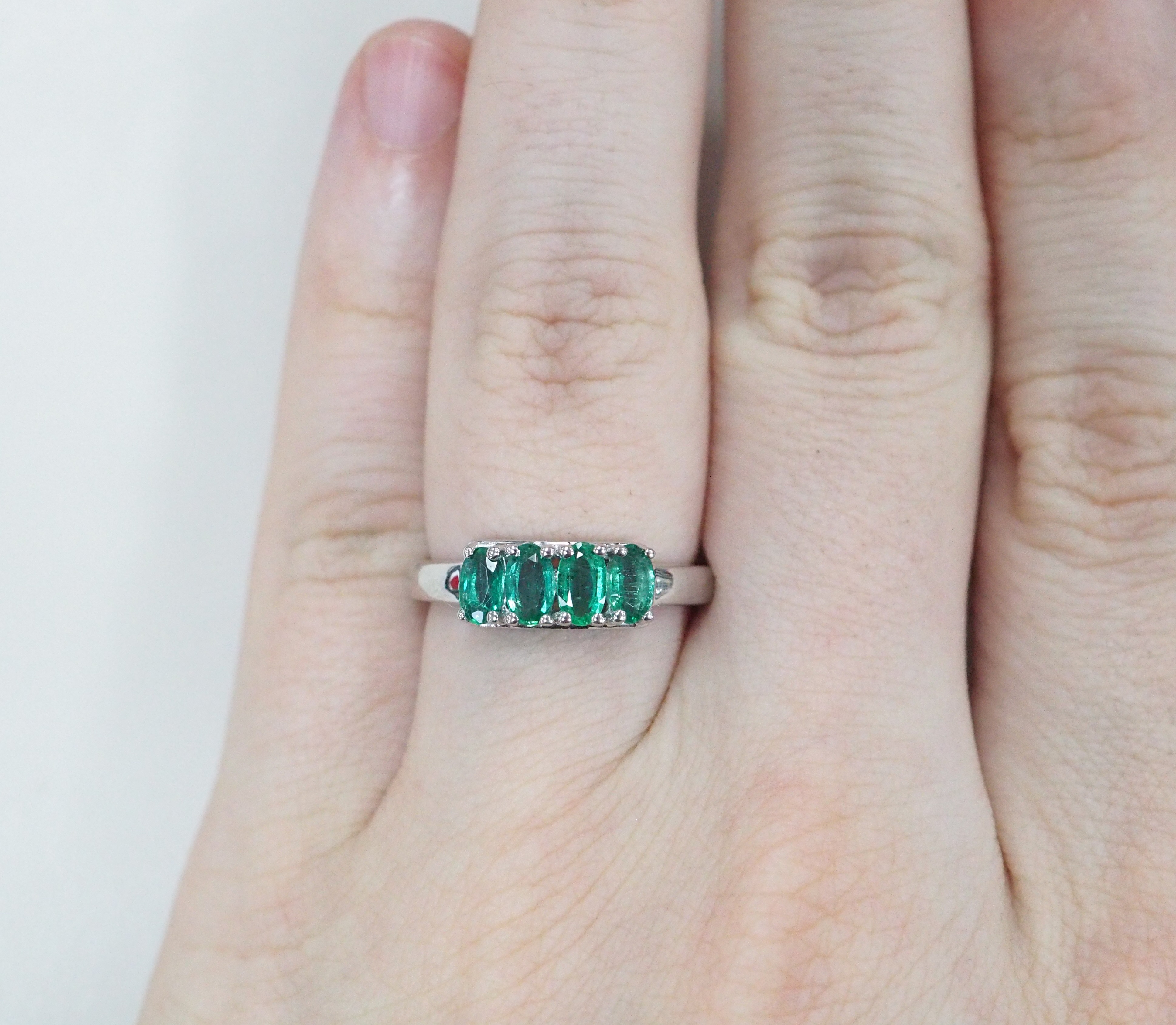 Серебряное кольцо с изумрудами